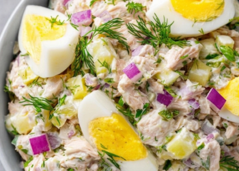 Zomerse Italiaanse tonijnsalade met Griekse yoghurt, ei, citroen en kruiden zo op tafel