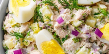 Zomerse Italiaanse tonijnsalade met Griekse yoghurt, ei, citroen en kruiden zo op tafel