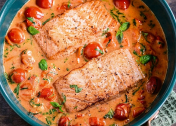Deze zalm in romige tomatensaus staat binnen 30 minuten op tafel