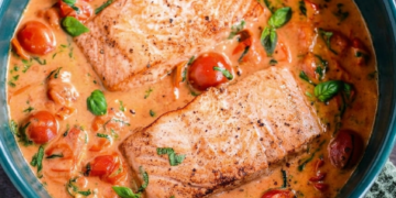 Deze zalm in romige tomatensaus staat binnen 30 minuten op tafel