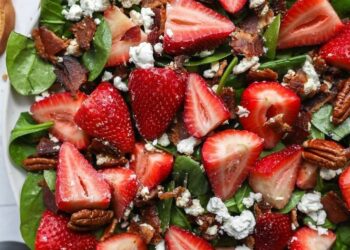 Frisse zomerse salade met aardbeien, feta en knapperige pecannoten