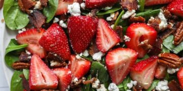 Frisse zomerse salade met aardbeien, feta en knapperige pecannoten
