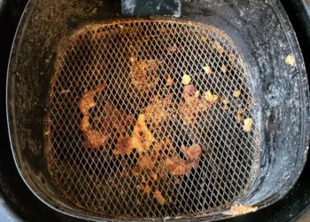 Je airfryer schoon in 5 minuten? Deze simpele truc werkt verrassend goed