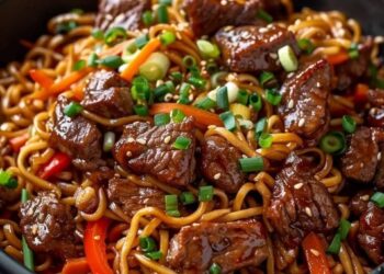 Snelle wokmaaltijd met biefstukpuntjes, noedels en knapperige groenten