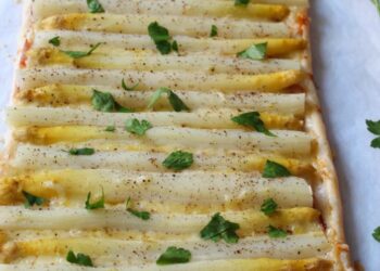 Witte aspergetaart met Gruyère en gegrilde beenham