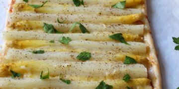Witte aspergetaart met Gruyère en gegrilde beenham
