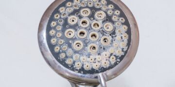 Je douchekop ontkalken? Deze truc werkt binnen 60 seconden