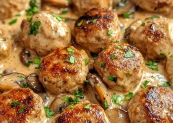 Romige kipgehaktballetjes met champignonsaus uit de pan