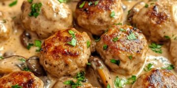 Romige kipgehaktballetjes met champignonsaus uit de pan