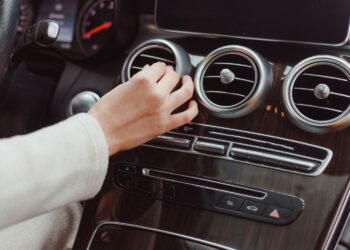 Hete auto in 60 seconden koel krijgen: zo doe je dat slim