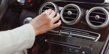 Hete auto in 60 seconden koel krijgen: zo doe je dat slim