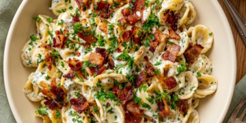 Deze Pasta Boursin met spekjes, ui en knoflook staat in 20 minuten op tafel