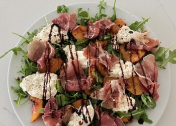 De ultieme zomersalade met gegrilde perzik en romige burrata
