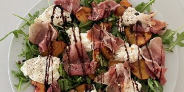 De ultieme zomersalade met gegrilde perzik en romige burrata