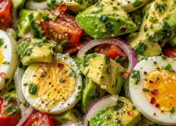 Frisse avocado-eisalade met cherrytomaatjes, munt en romige dressing