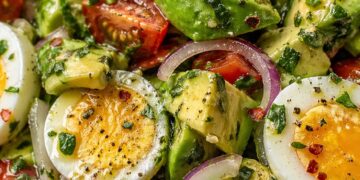 Frisse avocado-eisalade met cherrytomaatjes, munt en romige dressing