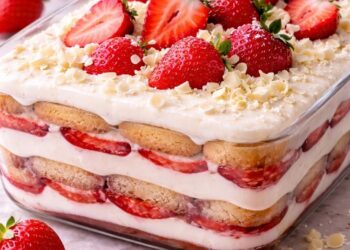 Zomerse aardbeien tiramisu waar je geen genoeg van krijgt