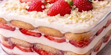 Zomerse aardbeien tiramisu waar je geen genoeg van krijgt