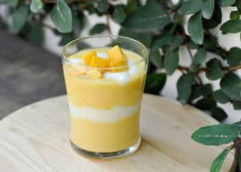 Verkoelende mango smoothie met yoghurtlaag en verse mango