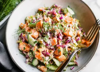 Perfecte zomerse zalmsalade: fris, licht en vol smaak met romige citroendressing