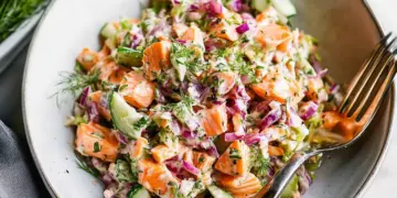 Perfecte zomerse zalmsalade: fris, licht en vol smaak met romige citroendressing