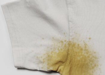 Door de hitte weer last van zweetvlekken? Met deze truc verdwijnen ze snel