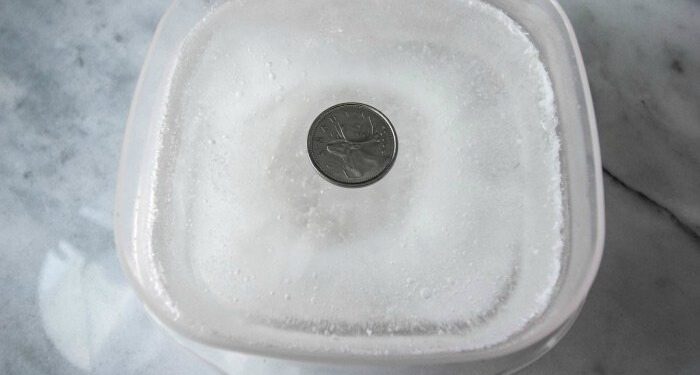 Ga je op vakantie? Deze simpele truc met een muntje in de vriezer kan je veel ellende besparen