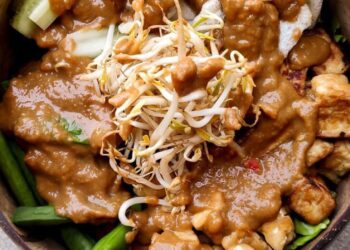 Zo maak je echte Indonesische gado gado met ei, boontjes en kroepoek