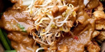 Zo maak je echte Indonesische gado gado met ei, boontjes en kroepoek