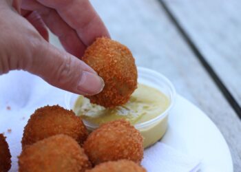 Iedereen praat erover: zóveel betaal je nu voor een normale portie bitterballen op het terras
