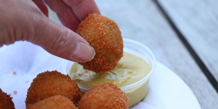 Iedereen praat erover: zóveel betaal je nu voor een normale portie bitterballen op het terras
