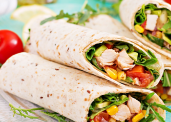 Een goedgevulde Mexicaanse burrito met kip en knapperige groenten: dit recept wil je bewaren