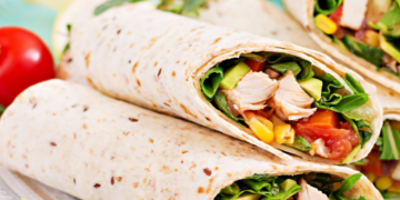 Een goedgevulde Mexicaanse burrito met kip en knapperige groenten: dit recept wil je bewaren