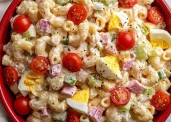 Macaroni salade met romige dressing, ham, ei en frisse komkommer