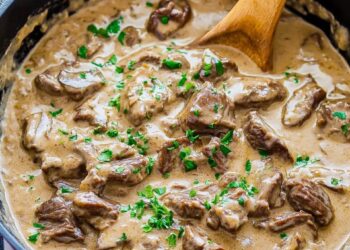 Malse biefstuk en romige saus: zo maak je klassieke Beef Stroganoff