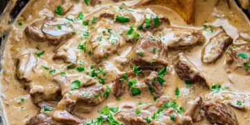 Malse biefstuk en romige saus: zo maak je klassieke Beef Stroganoff