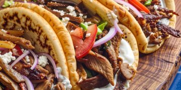 Zo maak je zelf een heerlijke Griekse pita gyros met malse stukjes vlees