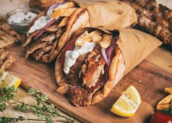 Deze Griekse pita met gyros, rode ui en tzatziki staat binnen 20 minuten op tafel