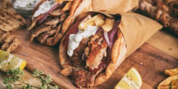 Deze Griekse pita met gyros, rode ui en tzatziki staat binnen 20 minuten op tafel