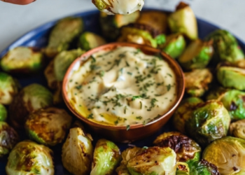Binnen 20 minuten op tafel: deze gezonde spruitjes snack met Dijon-saus