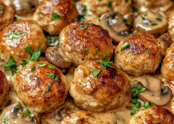 Romige kipgehaktballetjes met champignonsaus: dit heerlijke gerecht staat in 30 minuten op tafel