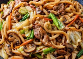 Binnen 20 minuten maak je deze heerlijke Yaki Udon met kip en groenten