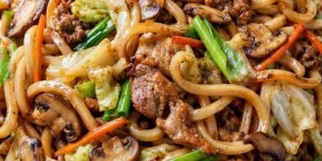 Binnen 20 minuten maak je deze heerlijke Yaki Udon met kip en groenten